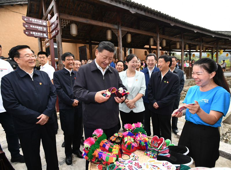 　　9月16日至18日，中共中央总书记、国家主席、中央军委主席习近平在河南考察。这是16日下午，习近平在信阳市新县田铺乡田铺大塆考察调研。 新华社记者 谢环驰 摄